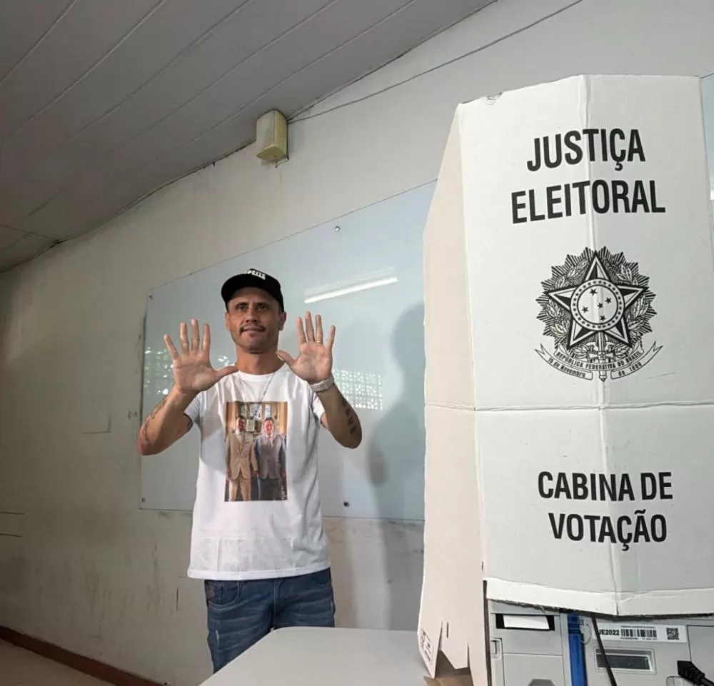 Cleitinho Azevedo vota em Divinópolis e diz que todo candidato quer vencer no primeiro turno