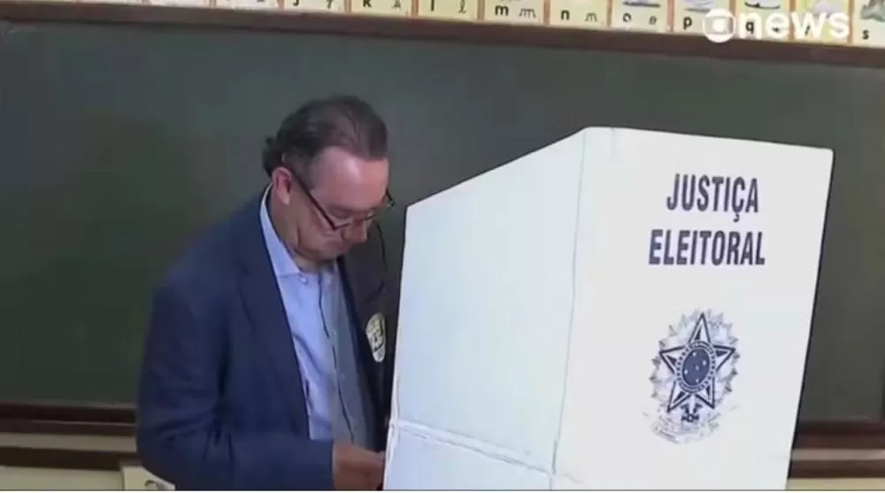 Candidato à Presidência, Augusto Cury vota em Colina, no interior de São Paulo