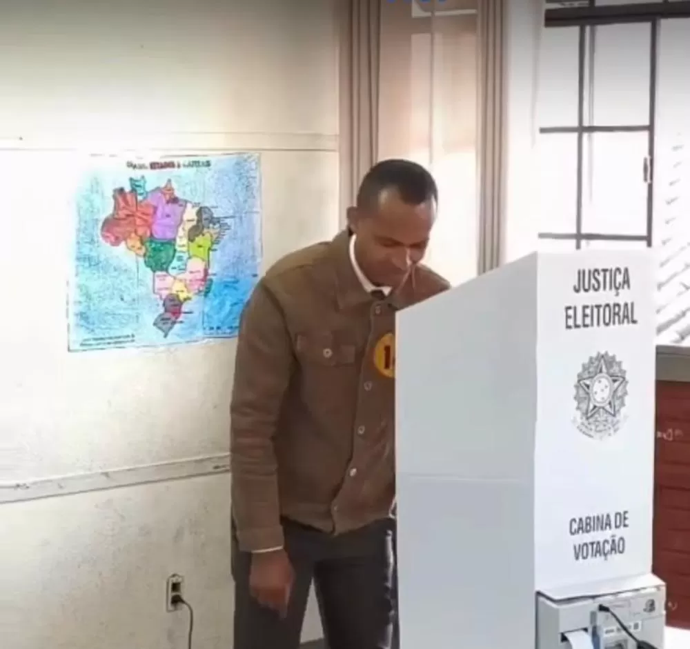 Candidato ao governo de Minas, Ben Mendes vota em Belo Horizonte acompanhado da família