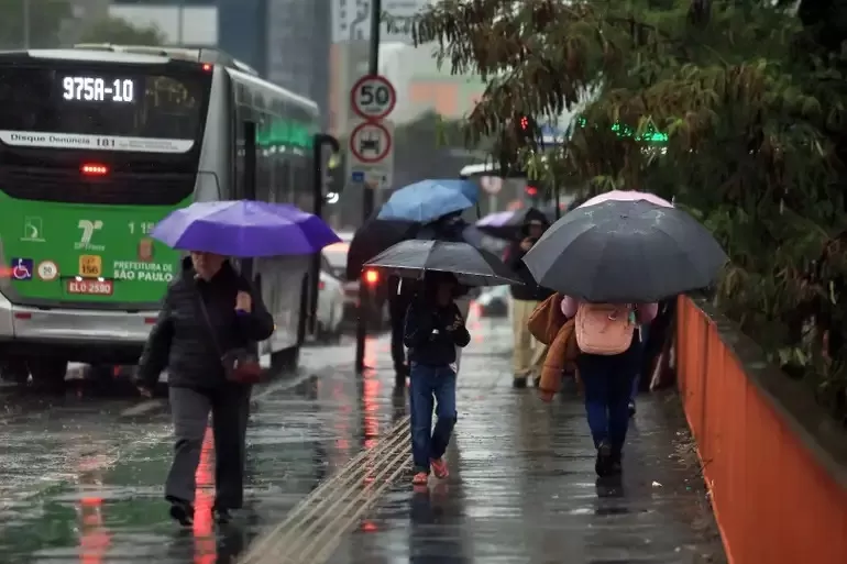 Defesa Civil emite alerta com possibilidade de chuva forte a moderada nas próximas horas