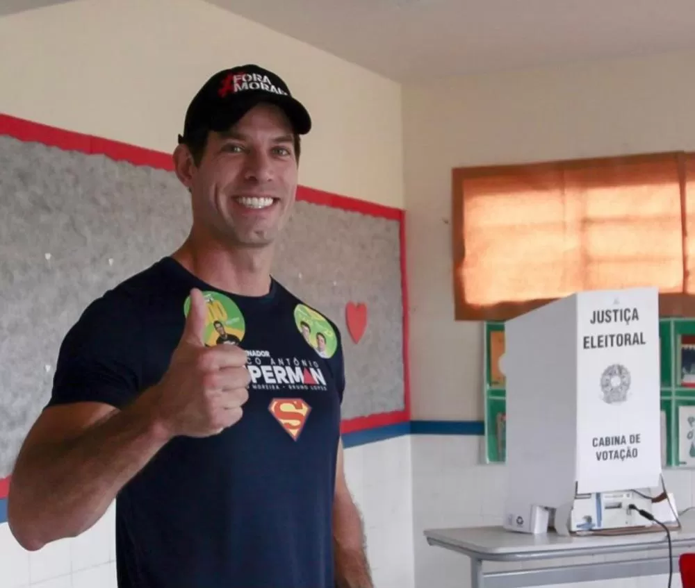 Marco Antônio Costa, o “Superman”, vota em Belo Horizonte