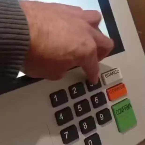 Urna é substituída após tecla 3 apresentar problema durante votação no RS