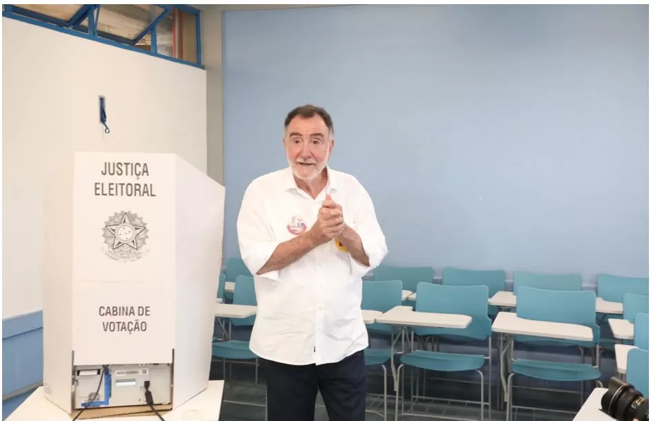 Patrus vota em BH e destaca campanha séria e transparente ao governo de Minas