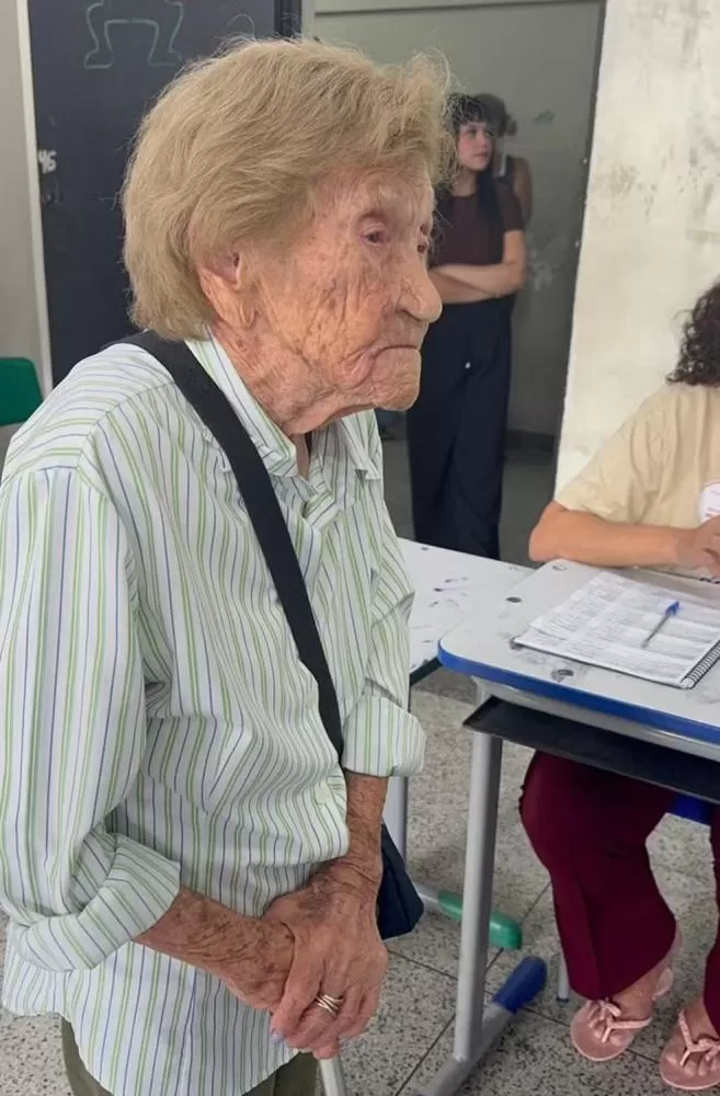 Aos 106 anos, eleitora que nasceu antes da Justiça Eleitoral vota em São Paulo