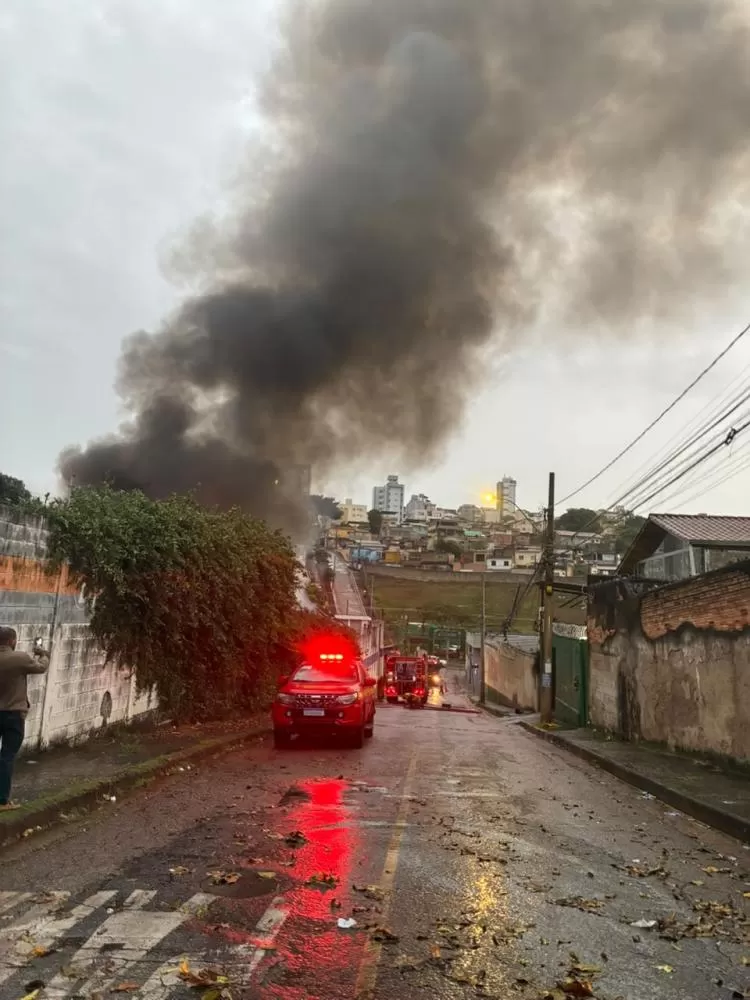 Incêndio atinge depósito de material reciclável na Região Oeste