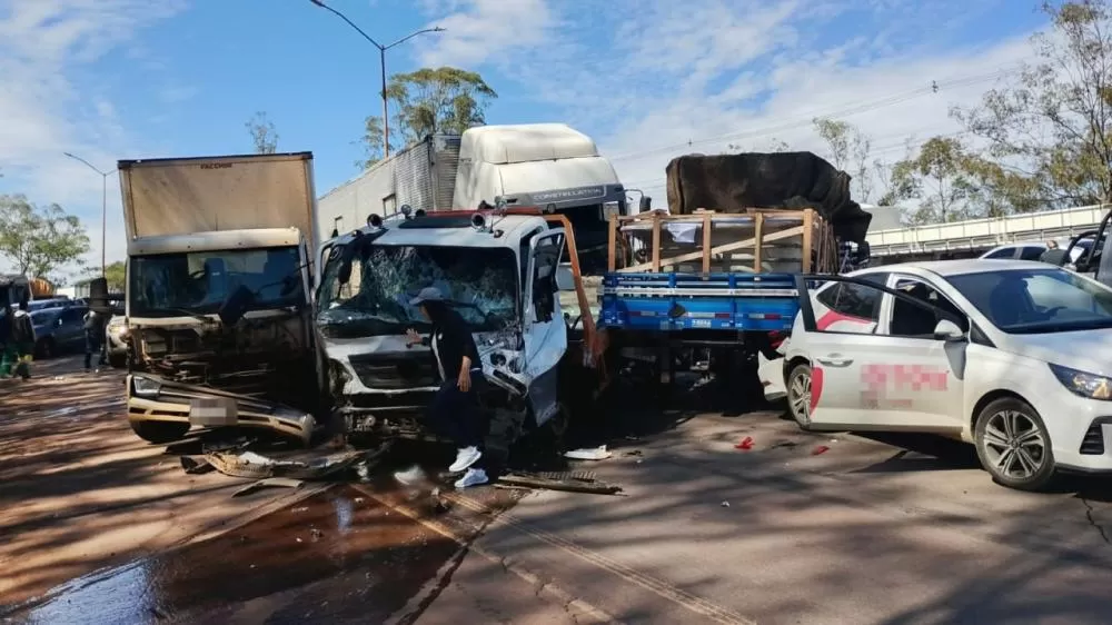 Engavetamento com caminhões deixa seis feridos na BR-040