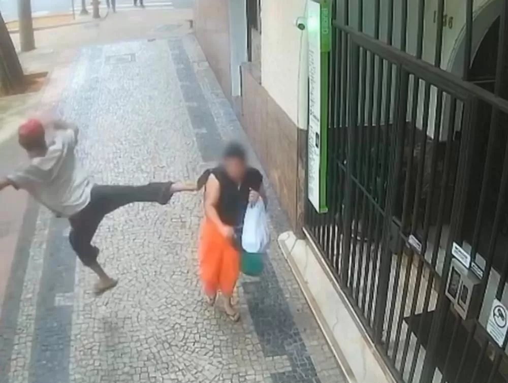 Mulher fica ferida após ser atingida por “voadora” no Centro de BH