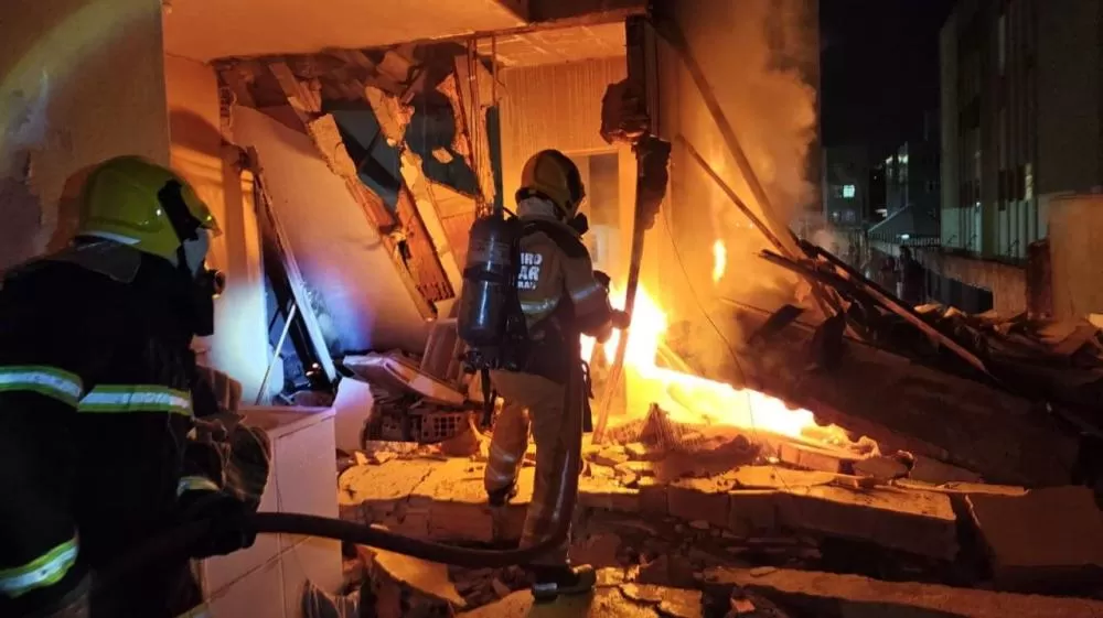 Explosão de gás destrói casa e mata morador na região Noroeste