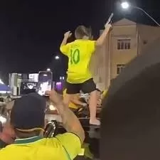 Mãe aciona Justiça após filho de 9 anos aparecer com objeto semelhante a arma em ato político no RN