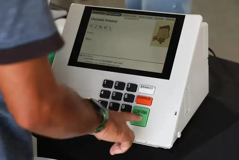 É preciso apertar CONFIRMA duas vezes para votar? Entenda como funciona a urna
