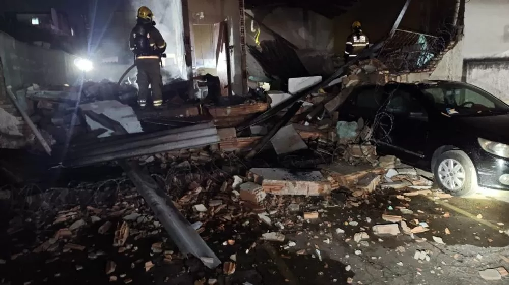 Defesa Civil realiza vistoria na casa que pegou fogo e matou morador no bairro João Pinheiro