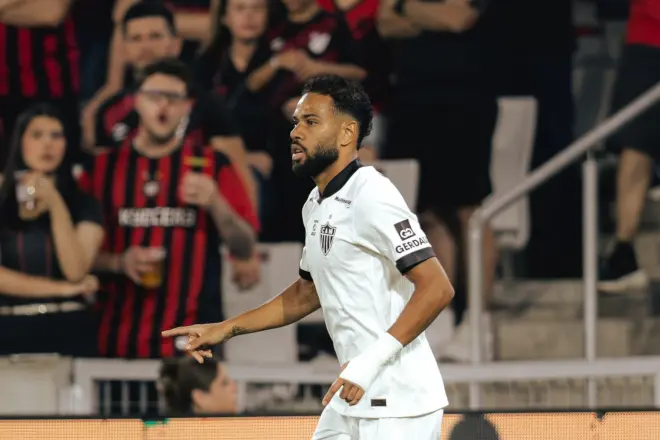 Atlético-MG busca empate heroico no fim, e Galo arranca 2 a 2 contra o Athletico-PR
