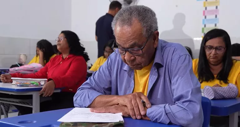 EJA permite que adultos e idosos voltem a estudar; conheça a modalidade