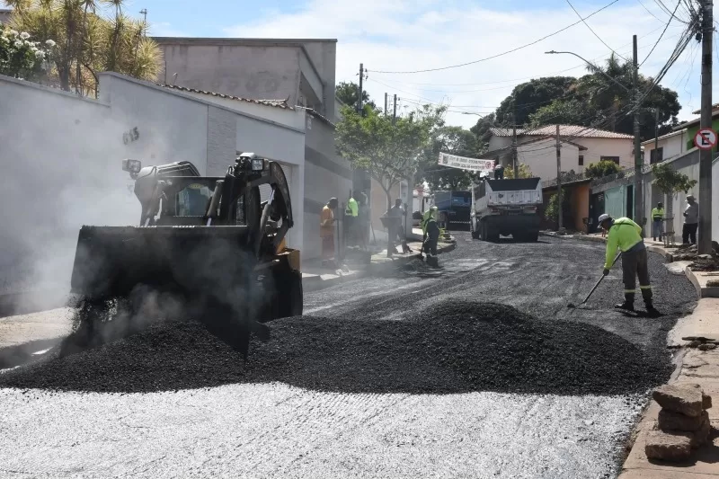 Programa Asfalto Novo já recapeou mais de 390 km de ruas e chega a novos bairros em outubro