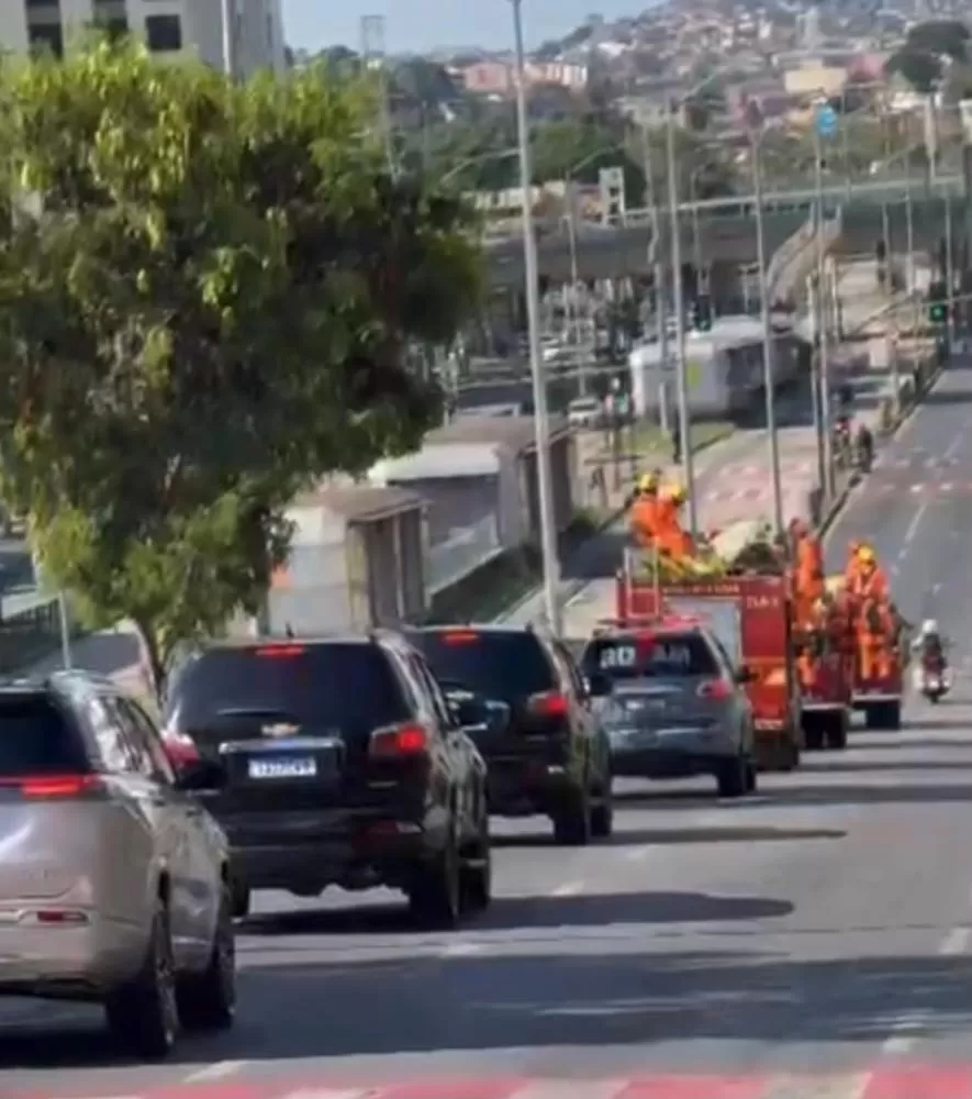 Cortejo em caminhões dos Bombeiros marca despedida de militares mortos em queda de avião em MG