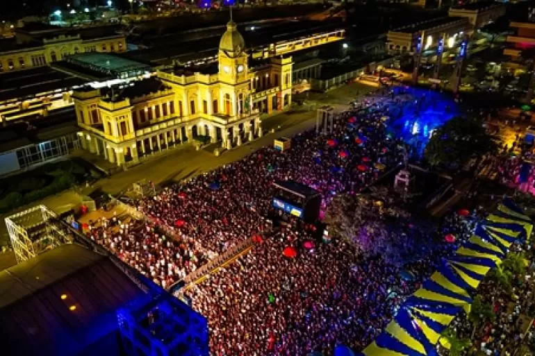 Shows de Seu Jorge e Enaldinho reúnem mais de 20 mil pessoas na Praça da Estação