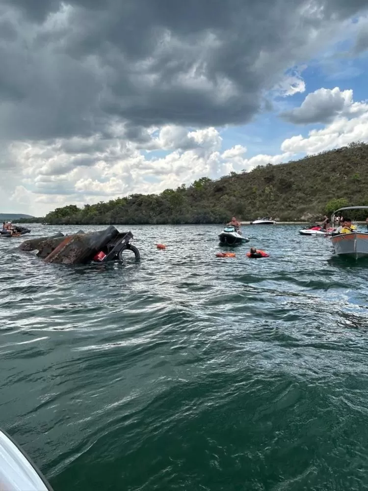 Chalana com cerca de 20 pessoas naufraga no Rio Grande, no Triângulo Mineiro