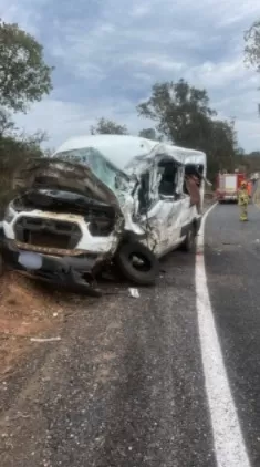 Van que levava pacientes bate em carreta na MGC-367 e deixa dois mortos