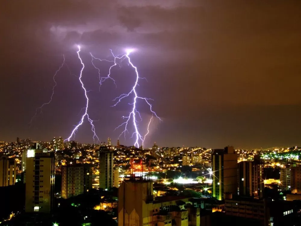 Temporais aumentam risco de acidentes com a rede elétrica em MG; veja como se proteger