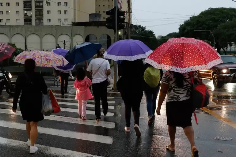 Sudeste, Goiás, DF e partes de MT e MS estão sob alerta laranja de tempestade nesta quinta