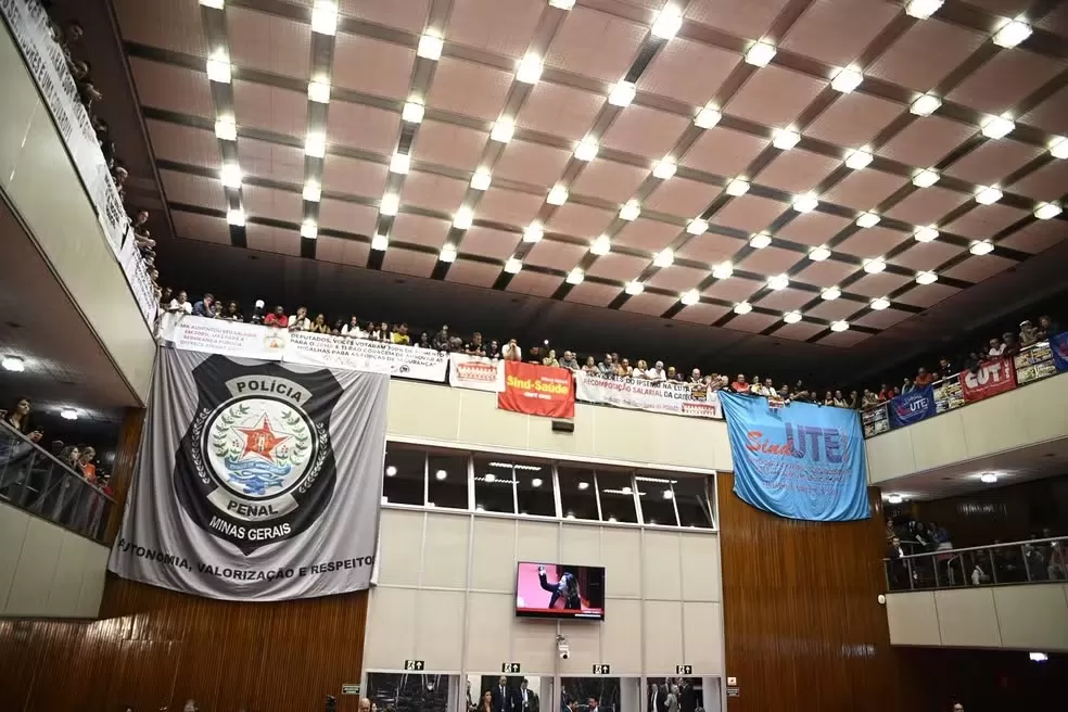 Assembleia aprova reajuste de 4,62% para servidores de MG e rejeita emendas