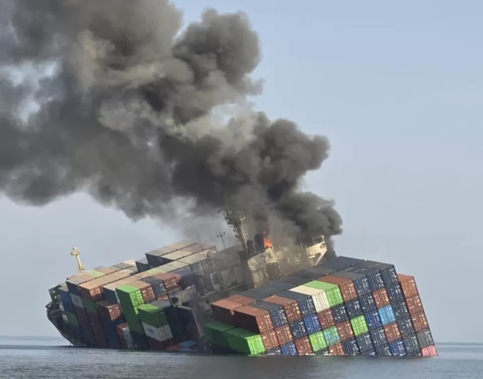 Navio com carga de iPhones e perfumes afunda no Estreito de Ormuz