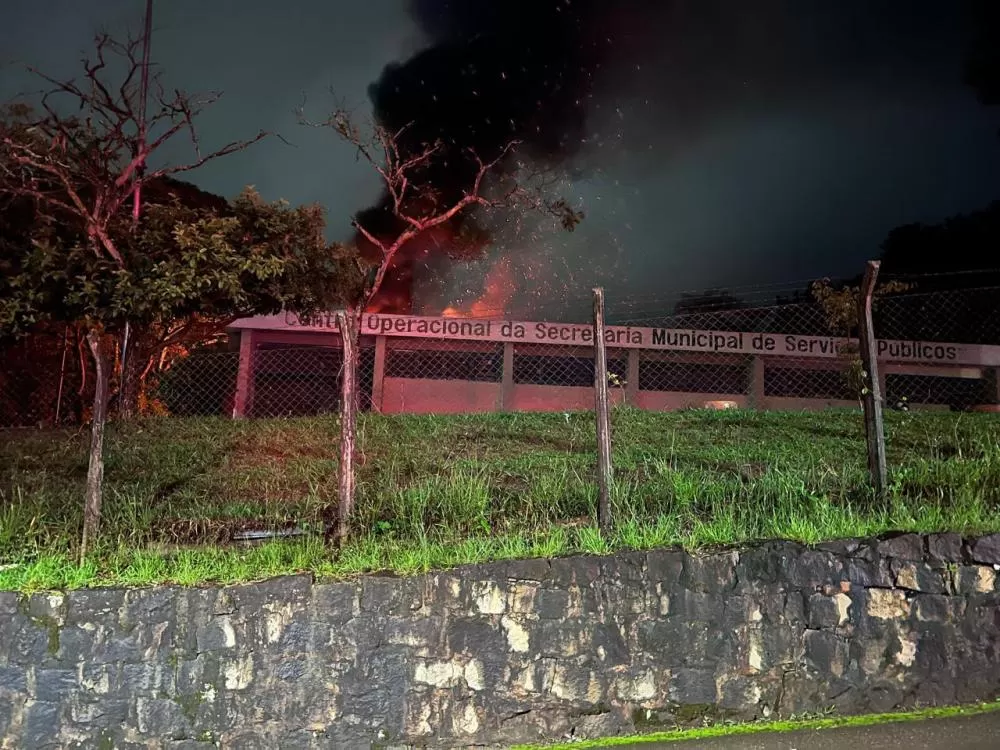 Incêndio atinge galpão da Prefeitura de Poços de Caldas durante a madrugada deste sábado