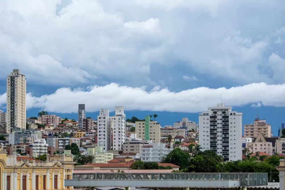Domingo em BH deve ser de céu nublado com possibilidade de pancadas de chuva e raios