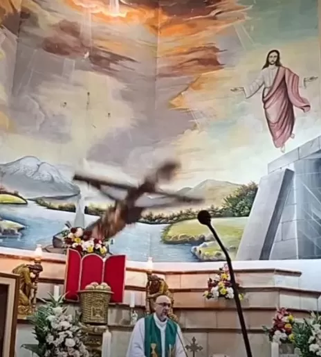 Padre morre no Equador quando cruz de madeira cai sobre ele durante missa transmitida ao vivo