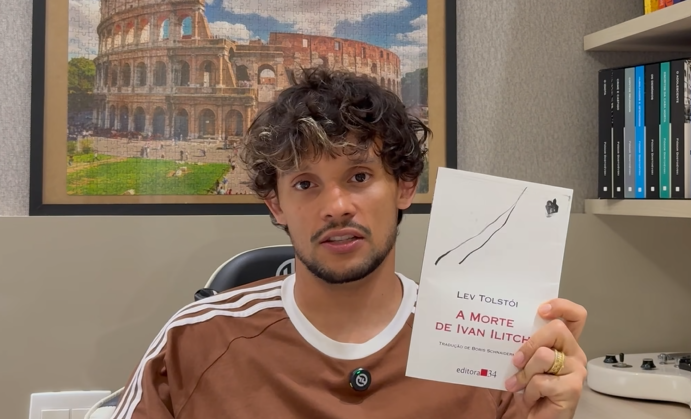 Gustavo Scarpa ganha destaque na televisão russa após resenha de clássico da literatura