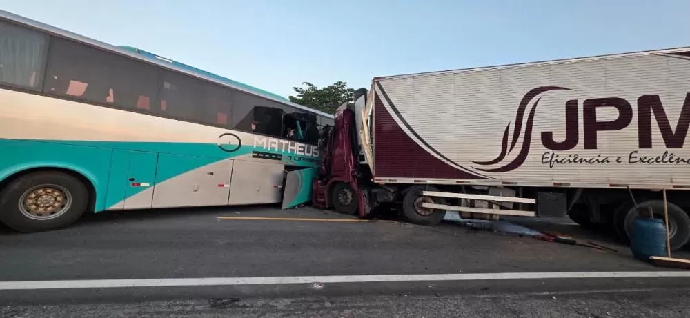 Acidente entre ônibus de turismo e carreta deixa um morto e 41 feridos na BR-381, em Minas