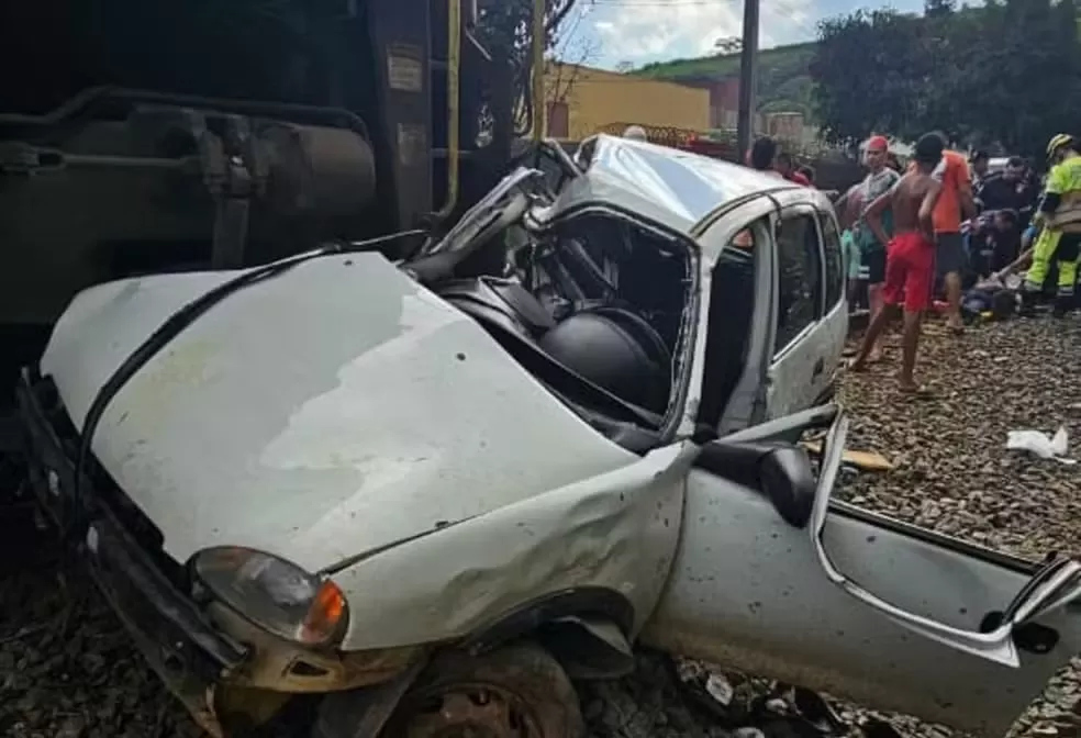 Passageiro morre após carro ser atingido e arrastado por trem em Juiz de Fora