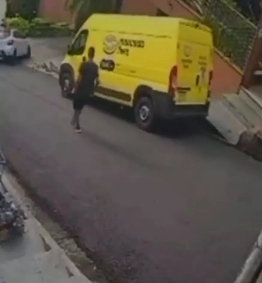 Veículo de entrega desgovernado desce rua íngreme no bairro Santo Antônio e quase provoca acidente; veja o vídeo