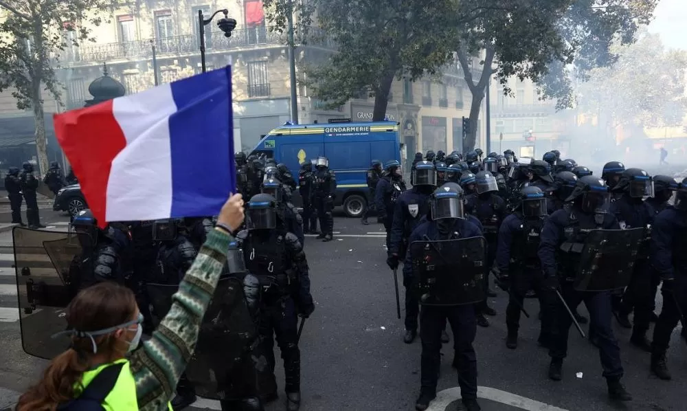 Macron promete reforçar segurança após onda de violência na França