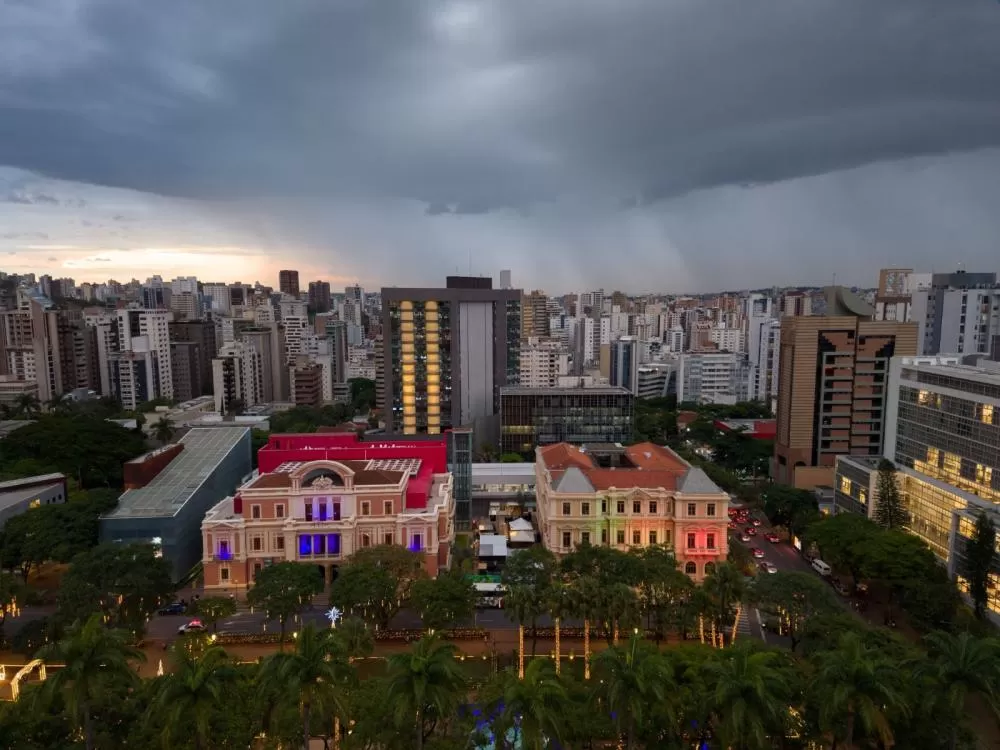 BH tem sexta-feira nublada, com chuva forte, raios e ventos a qualquer hora