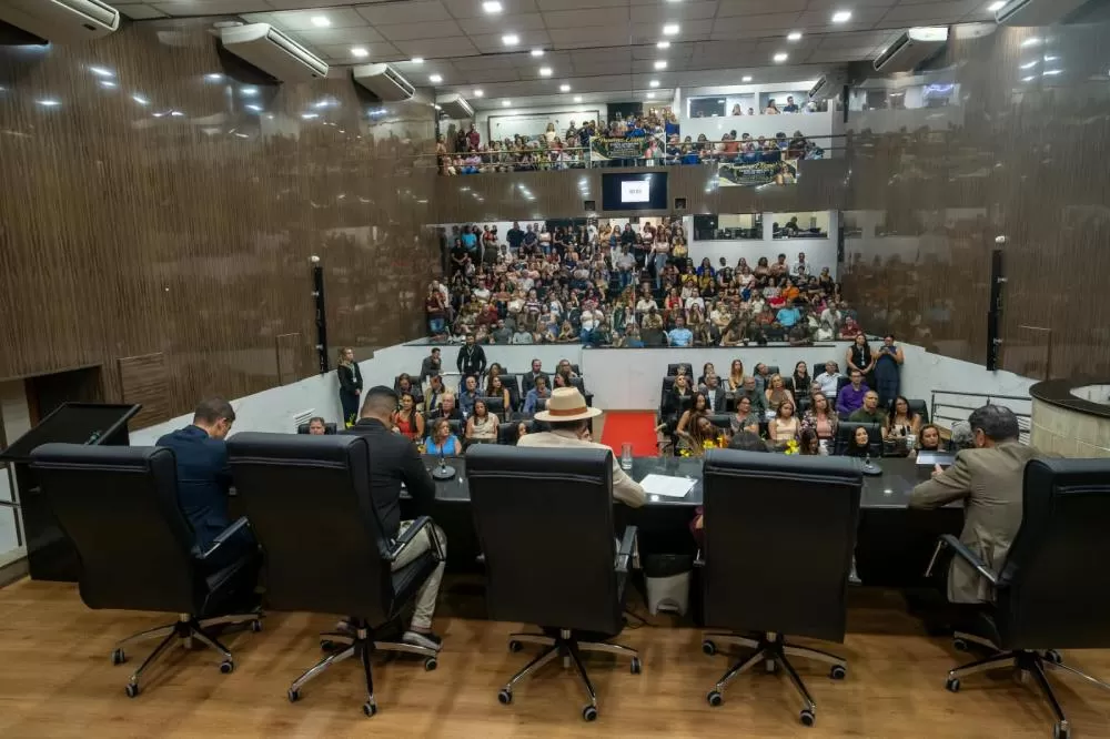 Câmara de Contagem homenageia profissionais com Mérito Educacional