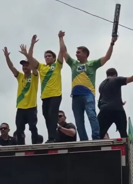 Flávio Bolsonaro participa de motociata em Belo Horizonte na véspera do segundo turno; veja o vídeo