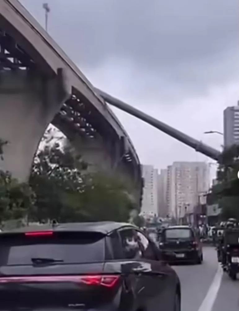 Guindaste cai sobre trilhos do monotrilho e atinge trem na Zona Leste de SP