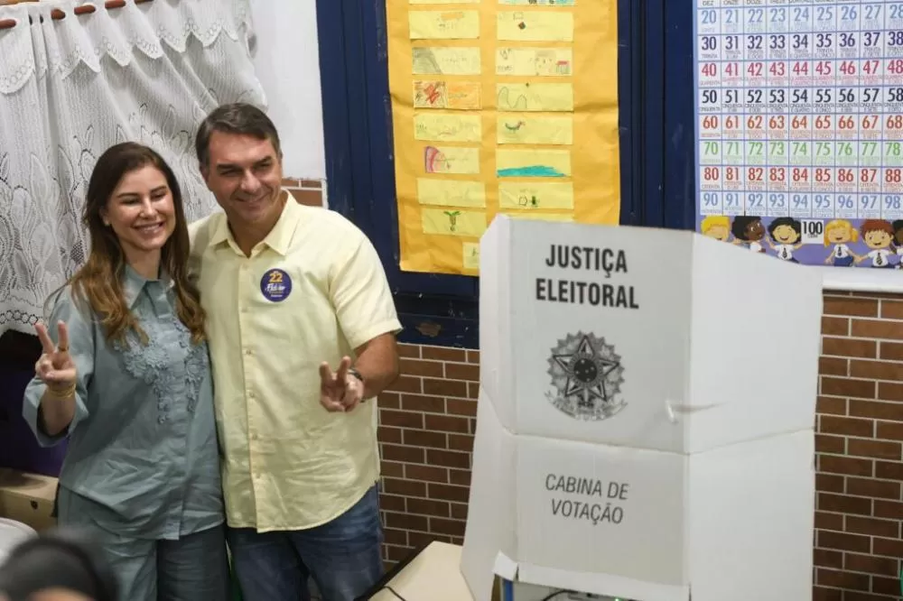 Flávio Bolsonaro vota cedo no Rio e comenta expectativa para o 2º turno