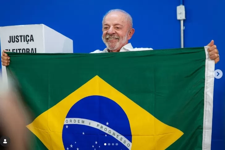 Lula vota em São Bernardo do Campo e agradece apoio recebido na campanha