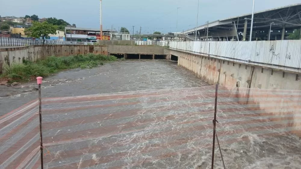 Bombeiros fazem buscas por homem que teria caído em buraco durante chuva