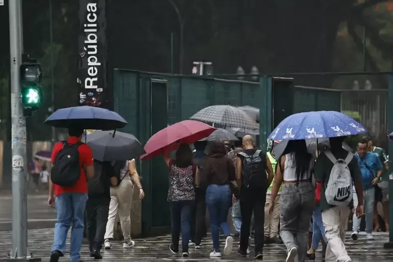 Frente fria e novo canal de umidade levam chuva e alerta de tempestade a áreas do Norte, Centro-Oeste e Nordeste