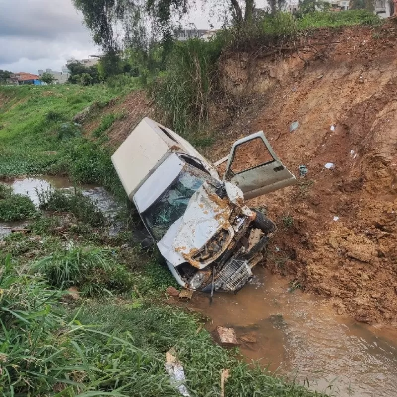 Motorista de 60 anos morre após carro cair em córrego