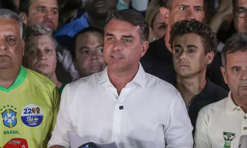 Paradeiro de Flávio Bolsonaro é desconhecido; PF apura possível saída do Brasil