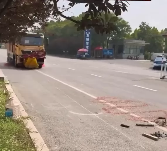 China desenvolve caminhão de limpeza de rodovias capaz de operar a até 80 km/h sem interromper o trânsito