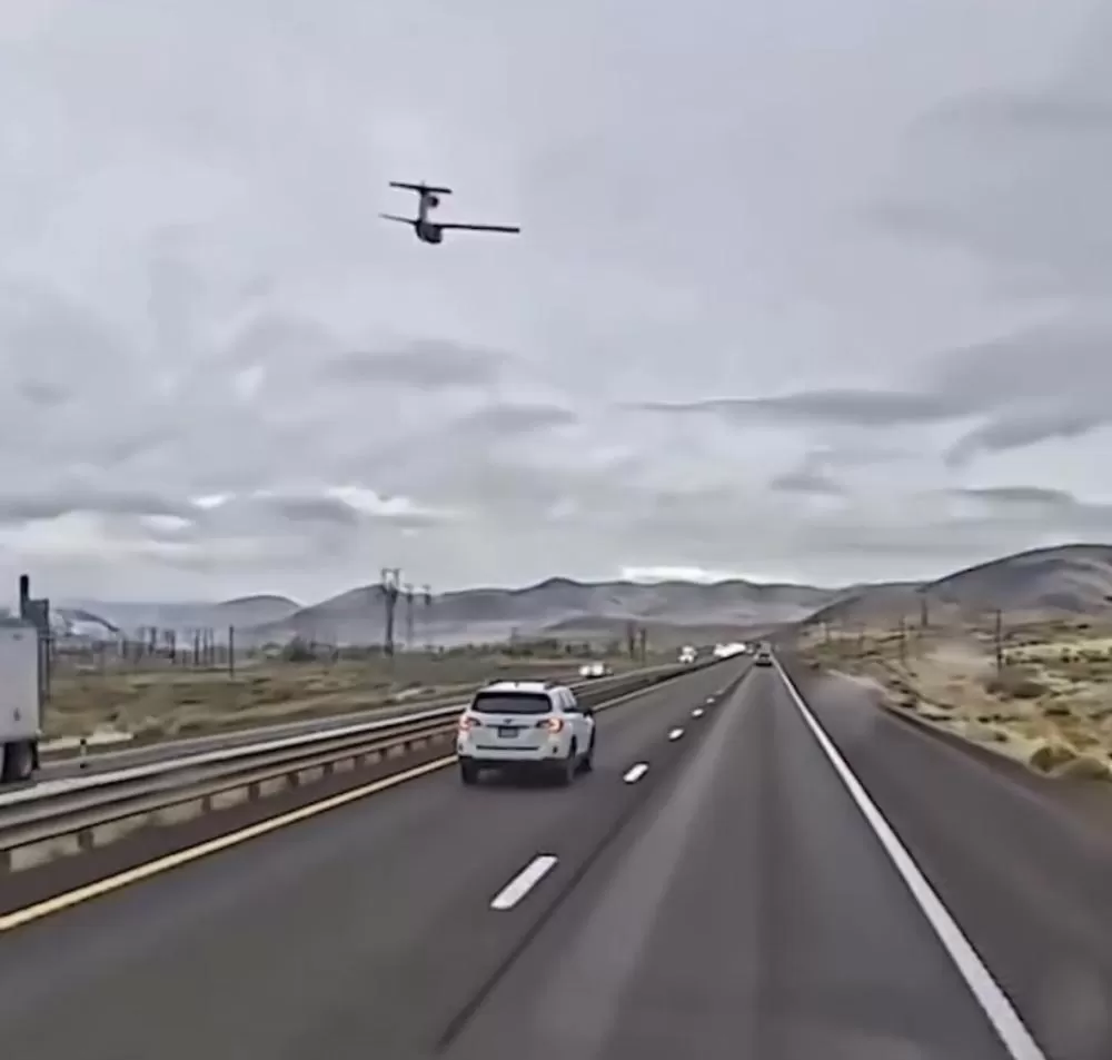 Vídeo mostra hidroavião fazendo pouso de emergência em rodovia nos Estados Unidos
