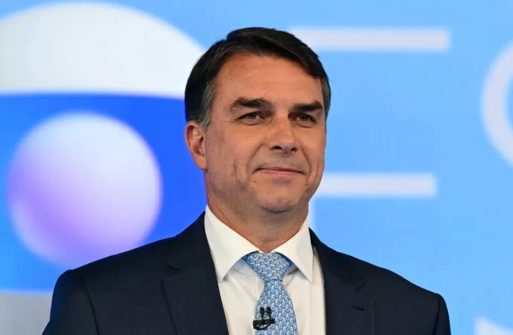 Flávio Bolsonaro publica carta, questiona eleição e promete liderar oposição do exterior
