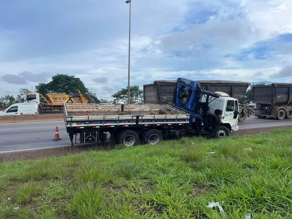 Carreta bate em carro ao desviar de caminhão quebrado no Anel Rodoviário