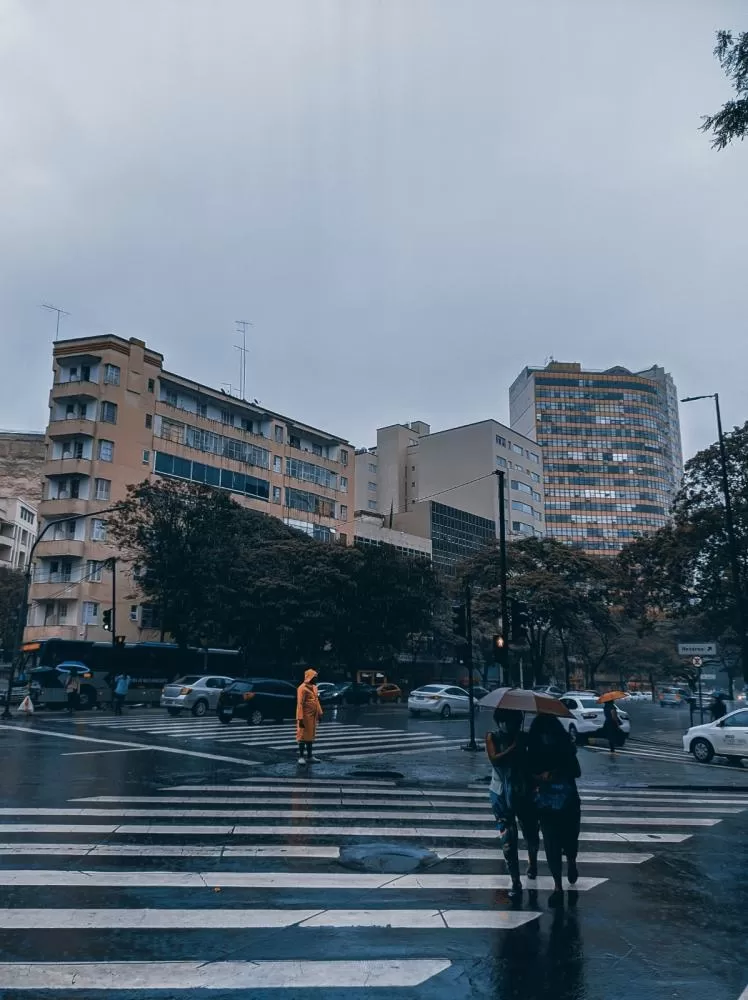BH tem sexta-feira nublada e úmida, com chuva forte, raios isolados e máxima na casa dos 25°C