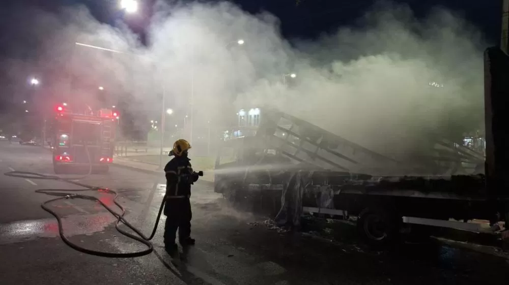 Caminhão-baú é destruído por incêndio em praça de Contagem